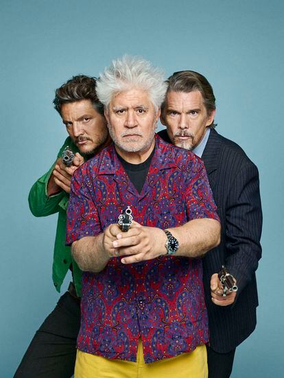 Pedro Almodóvar, Pedro Pascal and Ethan Hawke, in a promotional photo for their film.