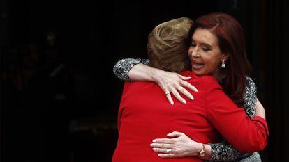 Cristina Fern&aacute;ndez welcomes Michelle Bachelet. 