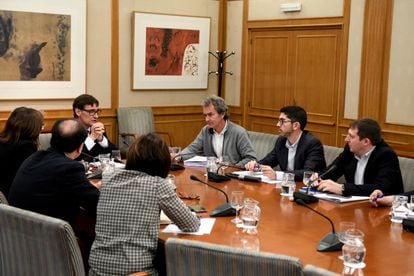 Health Minister Salvador Illa (l) with Fernando Simón, the director of the Health Ministry's Coordination Center for Health Alerts, at a meeting in Madrid.