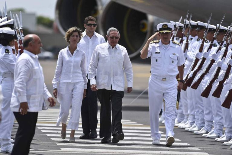Cuban President Raúl Castro is met in Cartagena by Colombian Foreign Minister Paty Londoño.