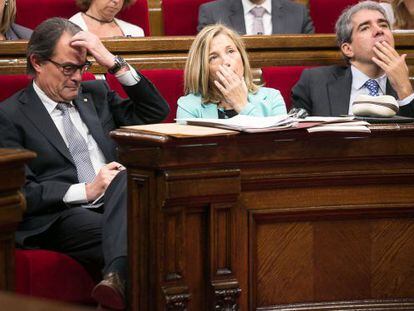 Catalan Premier Artur Mas (left) will have to replace his deputy Joana Ortega (next to him) due to the breakup of the ruling bloc CiU.
