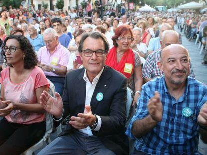 Catalan premier Artur Mas (center) at a Junts pel Sí rally on Thursday.