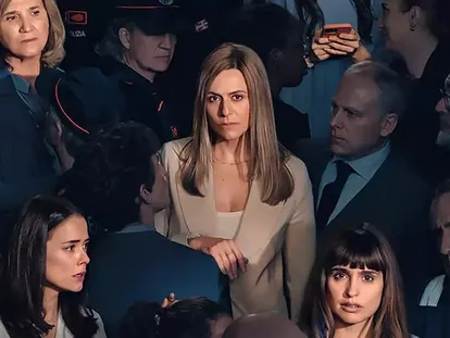 Itziar Ituño (c) in an image from the Netflix show 'Intimacy.'