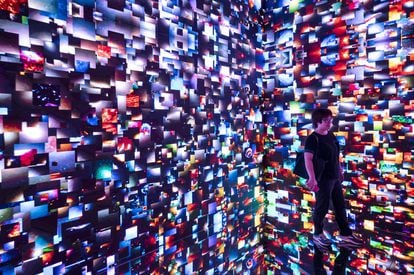 Um visitante passa por uma exposição em uma feira digital em Hong Kong. 