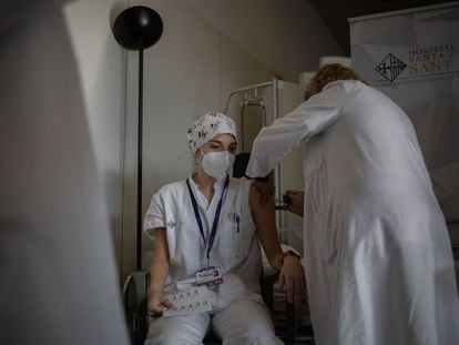 A healthcare professional receives the Covid-19 vaccine in the Hospital de la Santa Creu i Sant Pau in Barcelona.