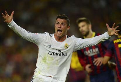 Cristiano Ronaldo appeals during Saturday&#039;s cl&aacute;sico at Camp Nou.