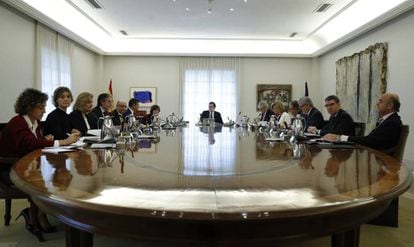 Mariano Rajoy presides the cabinet meeting on Saturday.