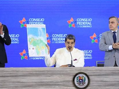Maduro displays a revised map of Venezuela after the annexation of Essequibo, accompanied by Jorge Rodríguez, president of the National Assembly, and Attorney General Tarek Saab.