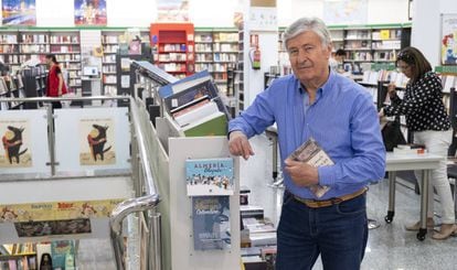 Emilio Ortega poses inside the Picasso bookstore in Almería with his book.