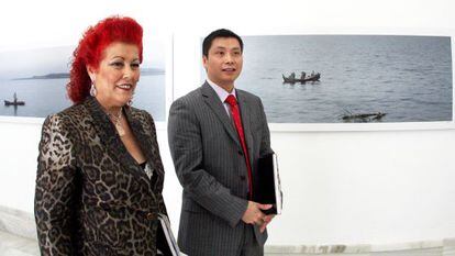 Consuelo Ciscar, former director of IVAM, posing with alleged Chinese mafia ringleader Gao Ping in 2008.