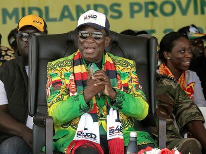 Zimbabwean President and leader of Zimbabwe African National UnionñPatriotic Front (ZANU-PF) party, Emmerson Mnangagwa (C), at his party's last election campaign rally in Shurugwi, Zimbabwe, 19 August 2023.
