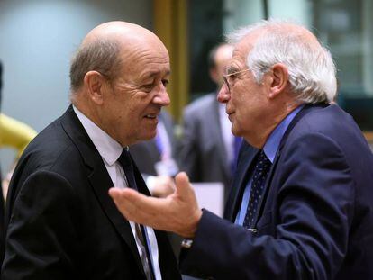 Spanish Foreign Minister Josep Borrell (r) with his French counterpart Jean Yves Le Drian.
