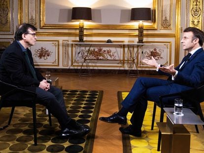 Javier Cercas and Emmanuel Macron in conversation at the Elysée Palace. © LUIS SEVILLANO