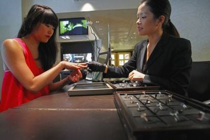 A Chinese tourist tries on a ring at the Su&aacute;rez jewelry store