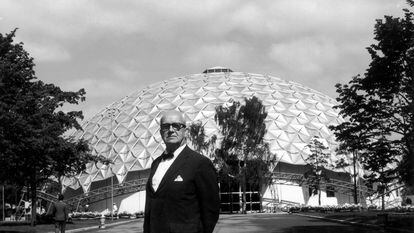 The American architect Richard Buckminster Fuller, in 1960 in front of his geodesic dome.