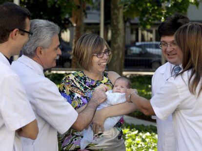 Vanesa Pastor poses for the cameras with her newborn son, Mario, and doctors. 