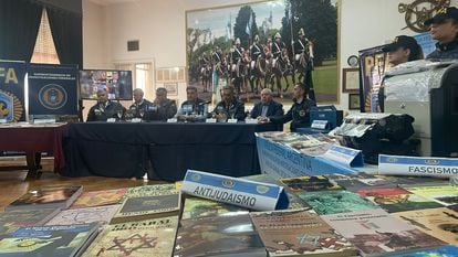 Buenos Aires Police officials during a conference, with some of the titles seized from Librería Argentina.
