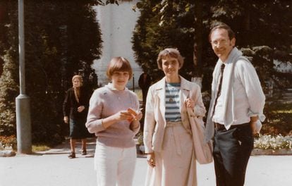 Alexandrov’s daughter, Olga, his wife Alya and his colleague Michael MacCracken in Zagorsk, USSR in 1984.