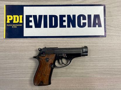 The .380 Beretta pistol that belonged to Augusto Pinochet, in possession of the police in Valdivia on May 8.