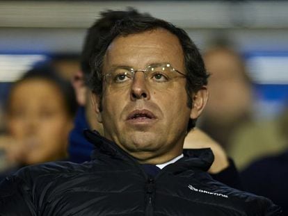Sandro Rosell watches Barcelona's King's Cup match against Levante.
