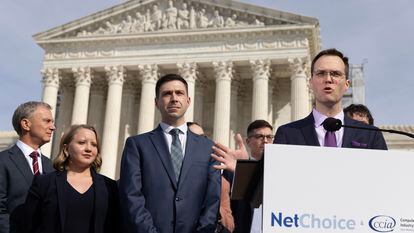 Representatives of the association that defends social networks, this Monday before the Supreme Court of the United States, in Washington.