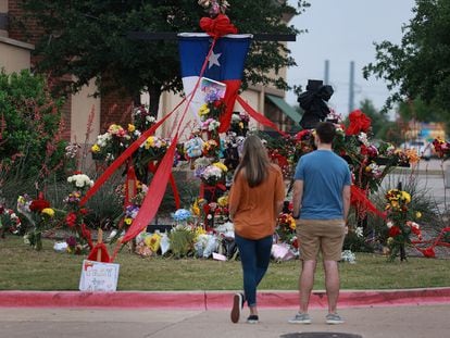 People look at a memorial to those killed at the Allen Premium Outlets mall after the mass shooting occurred on May 8, 2023 in Allen, Texas.