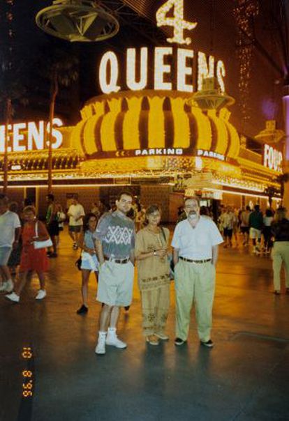 Gonzalo García-Pelayo posing with his wife and children on working vacations in Las Vegas.