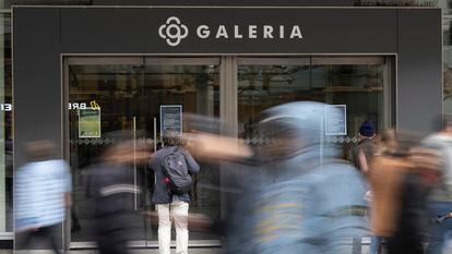 People walk past the entrance to Galeria Kaufhof on Frankfurt's Zeil, Germany, Monday, March 13, 2023.