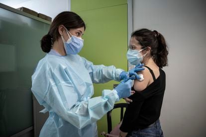 Health worker administers Covid-19 vaccine at a health center in Valencia.