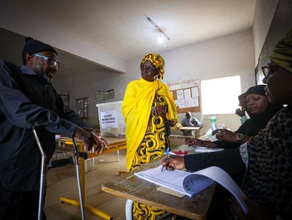 Dos votantes en las presidenciales de Senegal, en un colegio electoral de Dakar