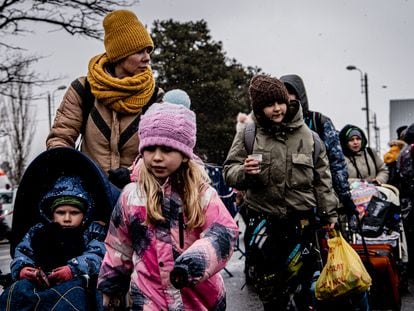 Ukrainian refugees crossing the border into Siret, Romania on March 2.