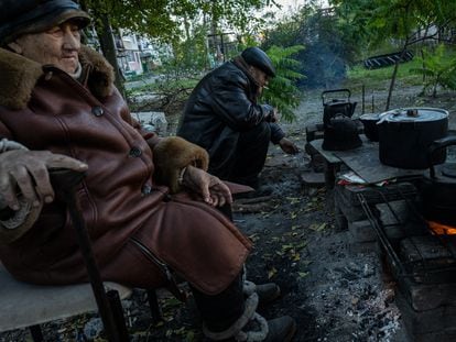 Residents of Lyman, in Donetsk, cooked in the street on October 16 after the destruction of gas pipes.