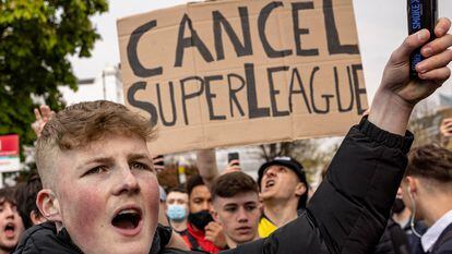 A protest by Chelsea fans in 2021, when the Super League project was announced.