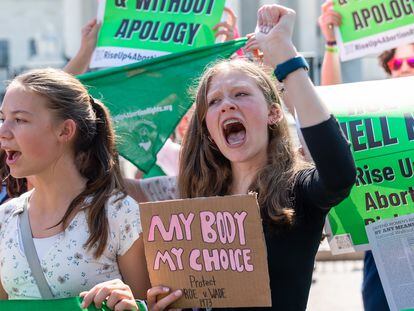 Abortion rights activists and anti-abortion activists face at the Supreme Court.