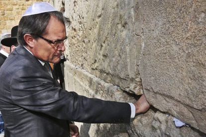 Artur Mas at the Western Wall in disputed East Jerusalem on Tuesday. 