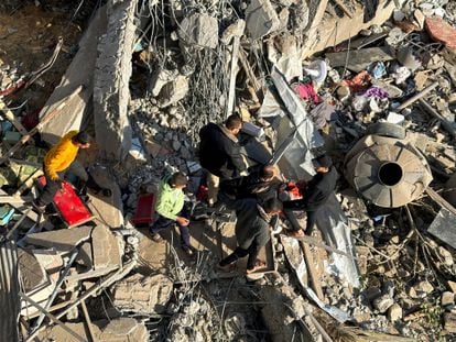 Palestinians gather at the site of an Israeli strike, amid the ongoing conflict between Israel and the Palestinian Islamist group Hamas, in Rafah, in the southern Gaza Strip, December 4, 2023