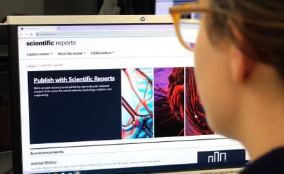 A woman consults the website of 'Scientific Reports,' the magazine that publishes the most studies each year: about 22,000 articles in 2022.