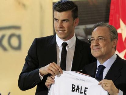 Florentino P&eacute;rez and Gareth Bale during the player&#039;s presentation at the Santiago Bernab&eacute;u.