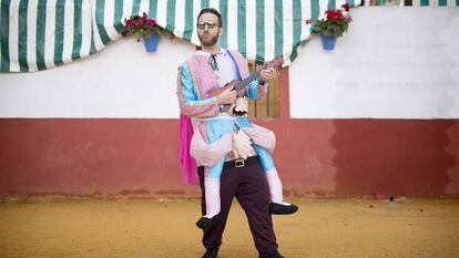 Photogallery: A one-man bachelor party in Córdoba. Stag and hen parties in Córdoba pose for EL PAÍS in their costumes.