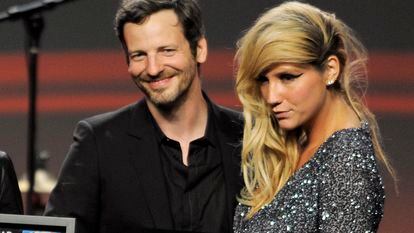 Songwriter Lukasz "Dr. Luke" Gottwalk poses with singer Kesha after receiving his award at the 28th Annual ASCAP Pop Music Awards in Los Angeles, on April 27, 2011.