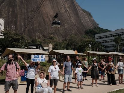 Manifestantes tomados de la mano en una plaza de Praia Vermelha contra el proyecto de tirolesa en el Pão de Açúcar