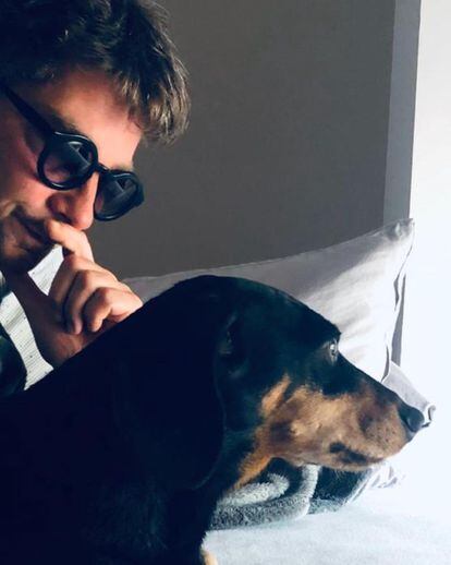 coreógrafo Marcos Goecke con su perro  en un fotografía de su cuenta de Instagram.