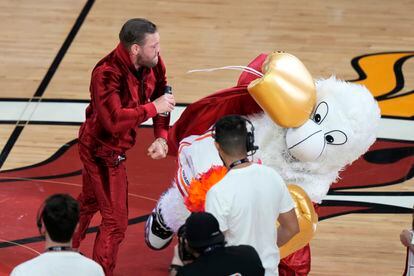 Conor McGregor punches Burnie, the Miami Heat mascot, 2023