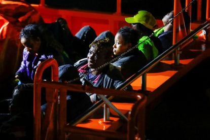 Women waiting at the port of Arguineguín in Gran Canaria on March 16.