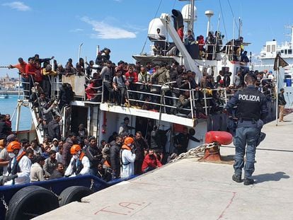 A ship loaded with migrants, this Wednesday in Catania (Italy).