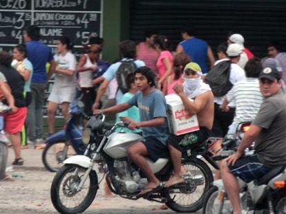 A group of people loot a supermarket in Tucumán during last year's protests in Argentina.