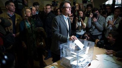 Catalan premier Artur Mas of the CiU nationalist bloc casts his ballot for regional elections on Sunday.