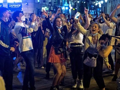 Late night revellers in Madrid after the state of alarm ended at 12am on Sunday morning.