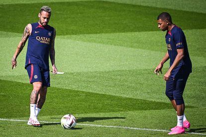 Neymar and Kylian Mbappé during a training