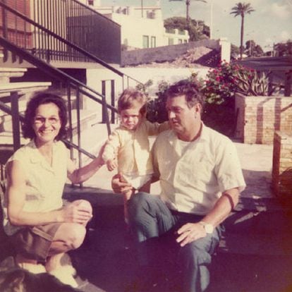 Randy with his adoptive parents, Randolph Edward Ryder and Roswitha Huber, in Málaga.